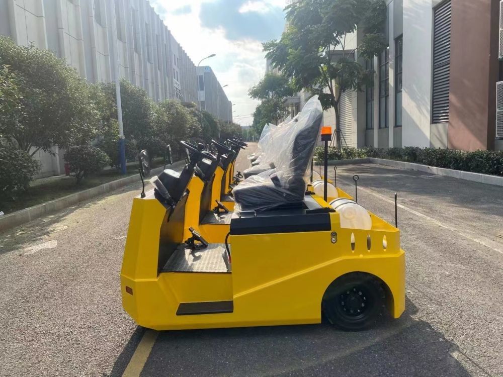 Four Wheel Electric Towing Tractor CE Electric Powered Tractor