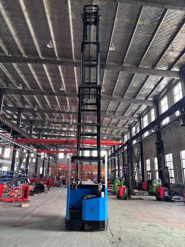 Side Seated Electric Reach Forklift with 2000 kg Rated Load Capacity and 13.5 Meters Height